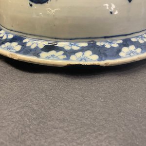 Een paar grote Chinese blauw-witte dekselvazen, 19e eeuw — foto 11