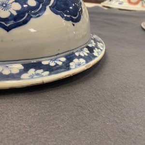 Een paar grote Chinese blauw-witte dekselvazen, 19e eeuw — foto 15