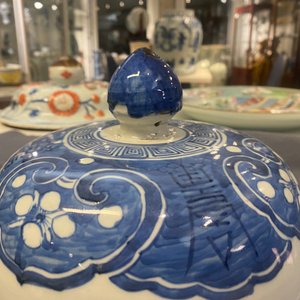 Een paar grote Chinese blauw-witte dekselvazen, 19e eeuw — foto 17