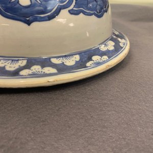 Een paar grote Chinese blauw-witte dekselvazen, 19e eeuw — foto 19
