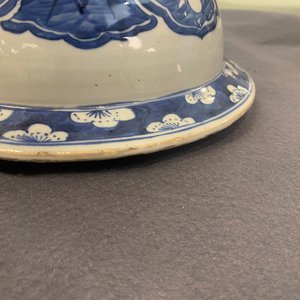 Een paar grote Chinese blauw-witte dekselvazen, 19e eeuw — foto 20