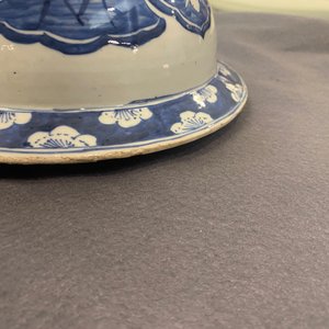 Een paar grote Chinese blauw-witte dekselvazen, 19e eeuw — foto 22