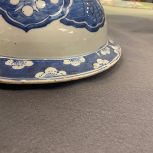 Een paar grote Chinese blauw-witte dekselvazen, 19e eeuw — foto 23