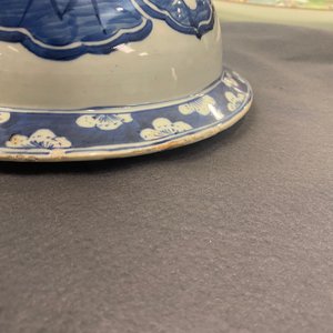 Een paar grote Chinese blauw-witte dekselvazen, 19e eeuw — foto 24