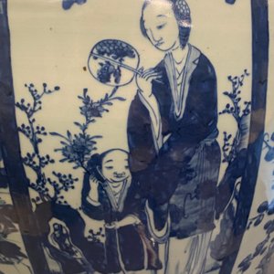 Een paar grote Chinese blauw-witte dekselvazen, 19e eeuw — foto 29