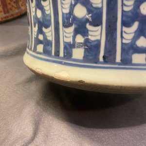 Een paar grote Chinese blauw-witte dekselvazen, 19e eeuw — foto 33