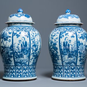 Een paar grote Chinese blauw-witte dekselvazen, 19e eeuw — foto 4