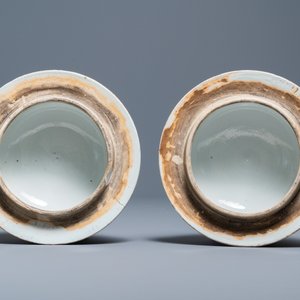 Een paar grote Chinese blauw-witte dekselvazen, 19e eeuw — foto 9