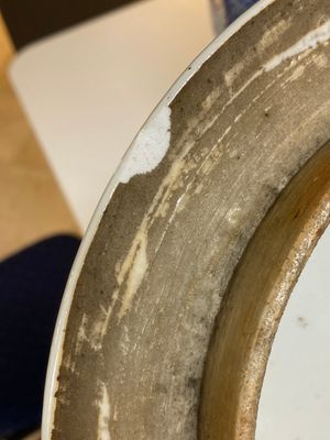 Een paar grote Chinese blauw-witte dekselvazen met lotusslingers, 19e eeuw — foto 12