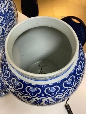 Een paar grote Chinese blauw-witte dekselvazen met lotusslingers, 19e eeuw — foto 13