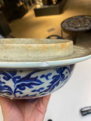 Een paar grote Chinese blauw-witte dekselvazen met lotusslingers, 19e eeuw — foto 17