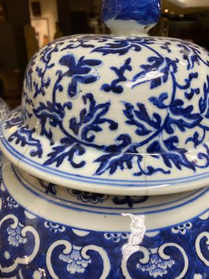 Een paar grote Chinese blauw-witte dekselvazen met lotusslingers, 19e eeuw — foto 7