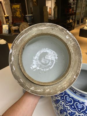 Een paar grote Chinese blauw-witte dekselvazen met lotusslingers, 19e eeuw — foto 9