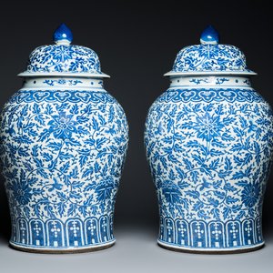 Een paar grote Chinese blauw-witte dekselvazen met lotusslingers, 19e eeuw — foto 1