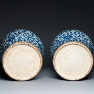 Een paar grote Chinese blauw-witte dekselvazen met lotusslingers, 19e eeuw — foto 6