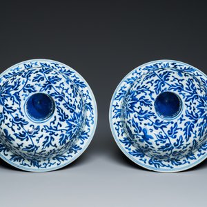 Een paar grote Chinese blauw-witte dekselvazen met lotusslingers, 19e eeuw — foto 7