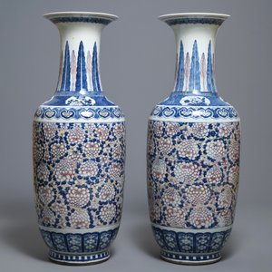 Een paar grote Chinese blauw-witte en koperrode vazen, 19e eeuw — foto 4
