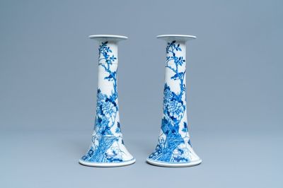 Een paar grote Chinese blauw-witte kandelaars, 19e eeuw