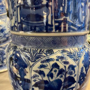 Een paar grote Chinese blauw-witte vazen met Lange Lijzen, Kangxi — foto 13