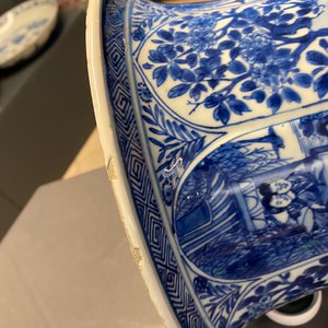 Een paar grote Chinese blauw-witte vazen met Lange Lijzen, Kangxi — foto 25