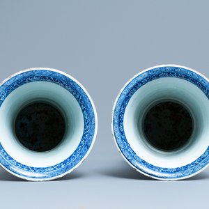 Een paar grote Chinese blauw-witte vazen met Lange Lijzen, Kangxi — foto 5