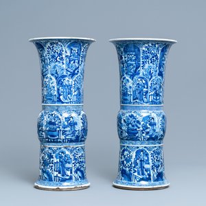 Een paar grote Chinese blauw-witte vazen met Lange Lijzen, Kangxi — foto 1