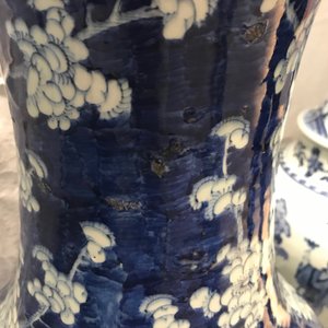 Een paar grote Chinese blauw-witte vazen met prunusbloesems, 19e eeuw — foto 12