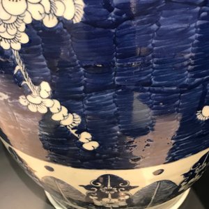 Een paar grote Chinese blauw-witte vazen met prunusbloesems, 19e eeuw — foto 9