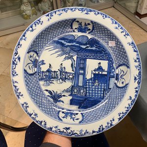 Een paar grote Chinese blauw-witte 'Xi Xiang Ji' schotels, Yongzheng — foto 16