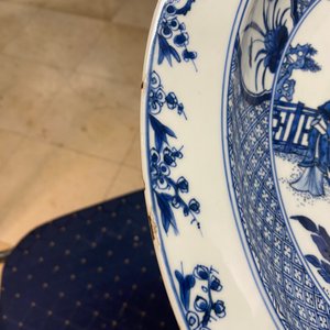 Een paar grote Chinese blauw-witte 'Xi Xiang Ji' schotels, Yongzheng — foto 19