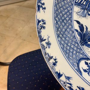 Een paar grote Chinese blauw-witte 'Xi Xiang Ji' schotels, Yongzheng — foto 20