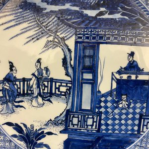 Een paar grote Chinese blauw-witte 'Xi Xiang Ji' schotels, Yongzheng — foto 21