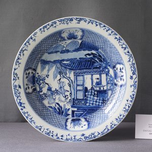 Een paar grote Chinese blauw-witte 'Xi Xiang Ji' schotels, Yongzheng — foto 4