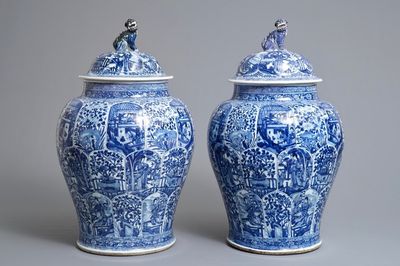 Een paar grote Chinese blauwwitte dekselvazen met figuren in vakverdeling, Kangxi