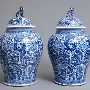 Een paar grote Chinese blauwwitte dekselvazen met figuren in vakverdeling, Kangxi — foto 1