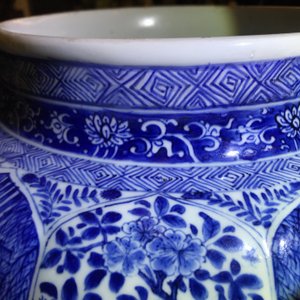 Een paar grote Chinese blauwwitte dekselvazen met figuren in vakverdeling, Kangxi — foto 12