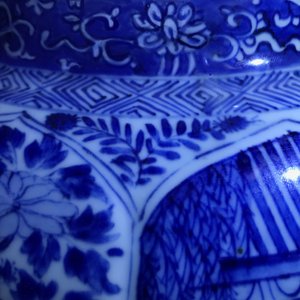 Een paar grote Chinese blauwwitte dekselvazen met figuren in vakverdeling, Kangxi — foto 15