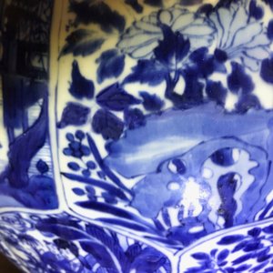 Een paar grote Chinese blauwwitte dekselvazen met figuren in vakverdeling, Kangxi — foto 19