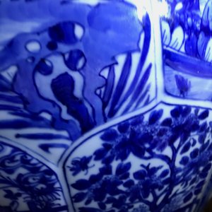 Een paar grote Chinese blauwwitte dekselvazen met figuren in vakverdeling, Kangxi — foto 23