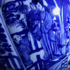 Een paar grote Chinese blauwwitte dekselvazen met figuren in vakverdeling, Kangxi — foto 27