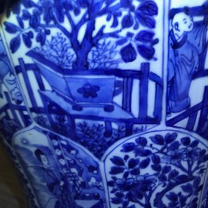 Een paar grote Chinese blauwwitte dekselvazen met figuren in vakverdeling, Kangxi — foto 28