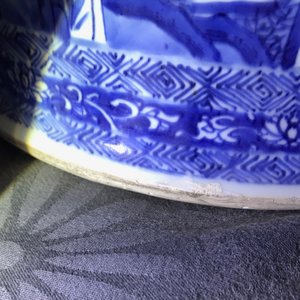 Een paar grote Chinese blauwwitte dekselvazen met figuren in vakverdeling, Kangxi — foto 30