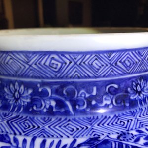Een paar grote Chinese blauwwitte dekselvazen met figuren in vakverdeling, Kangxi — foto 32