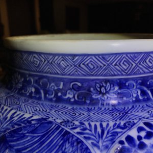 Een paar grote Chinese blauwwitte dekselvazen met figuren in vakverdeling, Kangxi — foto 33
