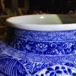Een paar grote Chinese blauwwitte dekselvazen met figuren in vakverdeling, Kangxi — foto 36