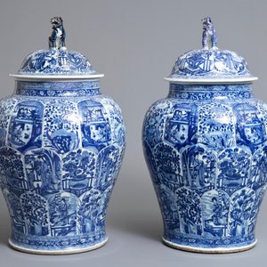 Een paar grote Chinese blauwwitte dekselvazen met figuren in vakverdeling, Kangxi — foto 4