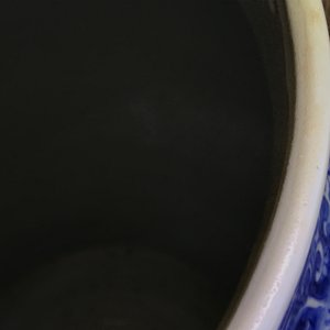 Een paar grote Chinese blauwwitte dekselvazen met figuren in vakverdeling, Kangxi — foto 41