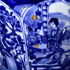 Een paar grote Chinese blauwwitte dekselvazen met figuren in vakverdeling, Kangxi — foto 46