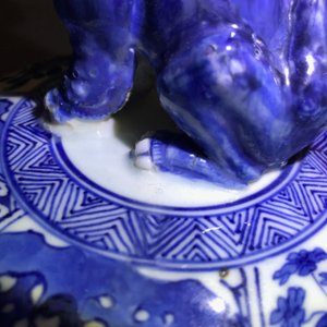 Een paar grote Chinese blauwwitte dekselvazen met figuren in vakverdeling, Kangxi — foto 55