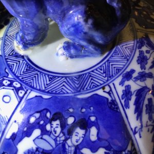 Een paar grote Chinese blauwwitte dekselvazen met figuren in vakverdeling, Kangxi — foto 58